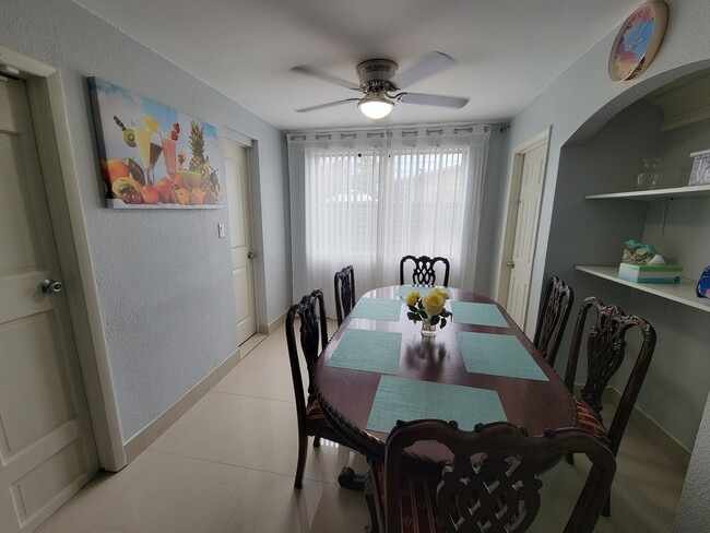 Building Photo - 1520 NE 33rd St