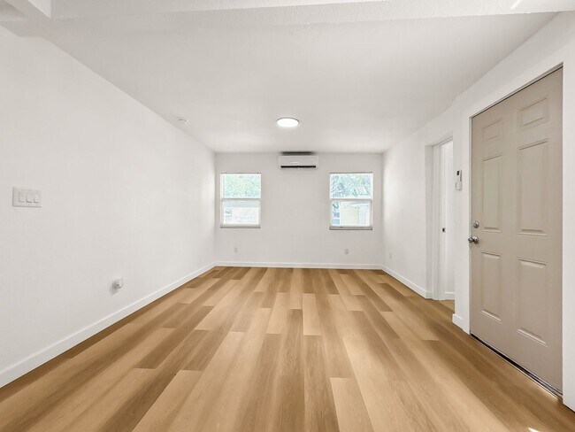 Building Photo - Beautifully Renovated 2 Bed/1 Bath Duplex – Move-In Ready in the Heart of Clearwater!