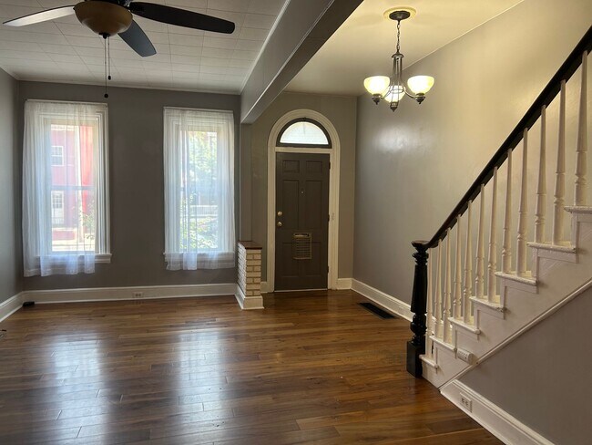 Building Photo - Beautiful 3 Bedroom, 1.5 Bath *2 Car Detac...