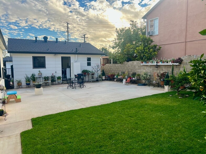 Building Photo - 525 W Plymouth St