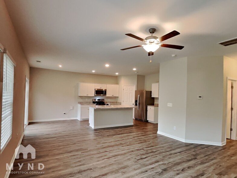 Building Photo - 460 Americana Dr