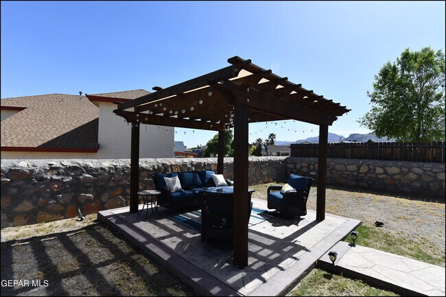 Building Photo - 5060 Silver Sands Ave