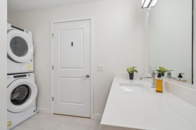 Building Photo - 2 Bedroom Condo at Treetops