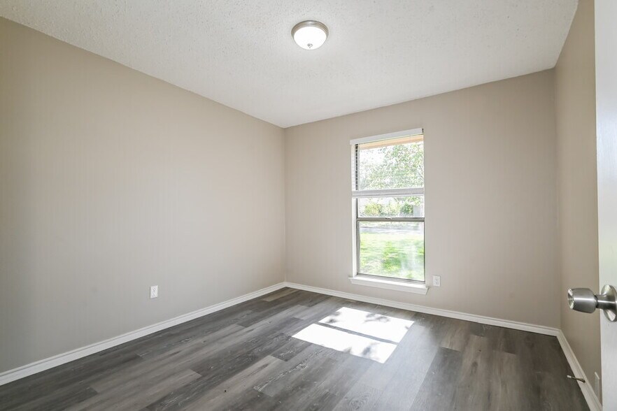 Building Photo - 302 Memorial Dr