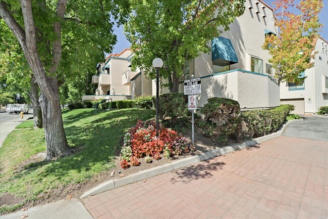 Building Photo - 2BR/2.5BA Home in Cupertino with High Ceil...