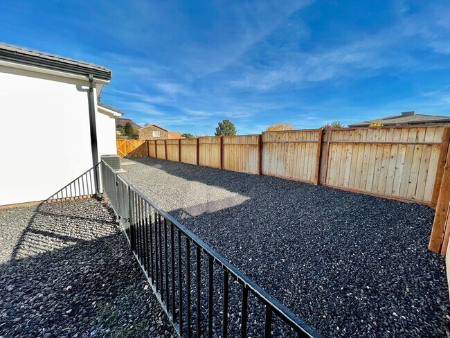 Building Photo - Wonderful Pet-Friendly Home in Overlook @ ...