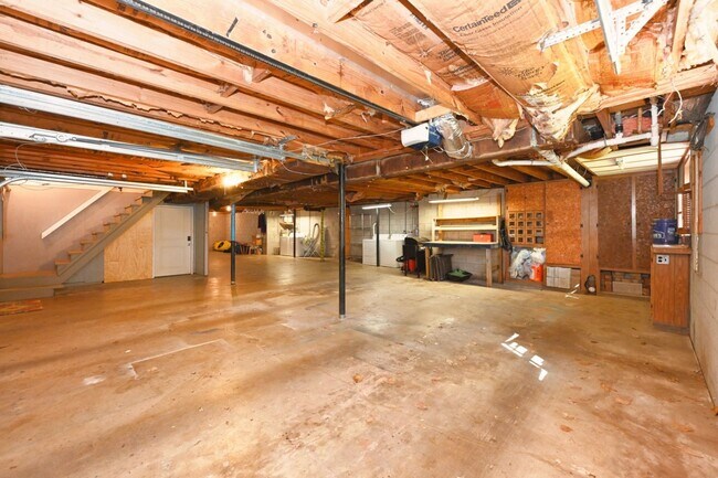 Building Photo - **ONE-SIDE-OF-A-DUPLEX HOME MINUTES FROM NASHVILLE WEST AND DOWNTOWN WITH A GORGEOUS LARGE YARD**