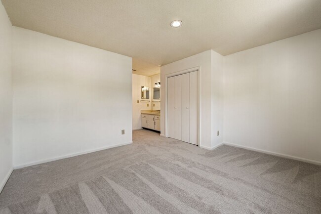 Building Photo - Updated 2BR/2.5BA in Fantastic Chapel Hill Location! Convenient to I-40!