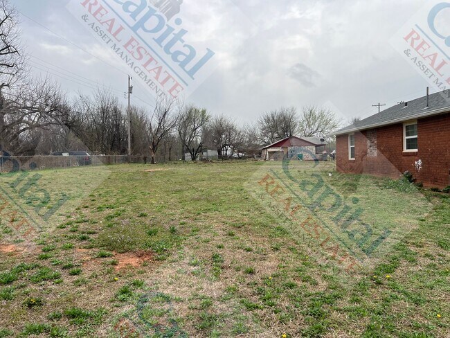 Building Photo - Charming 3 Bedroom