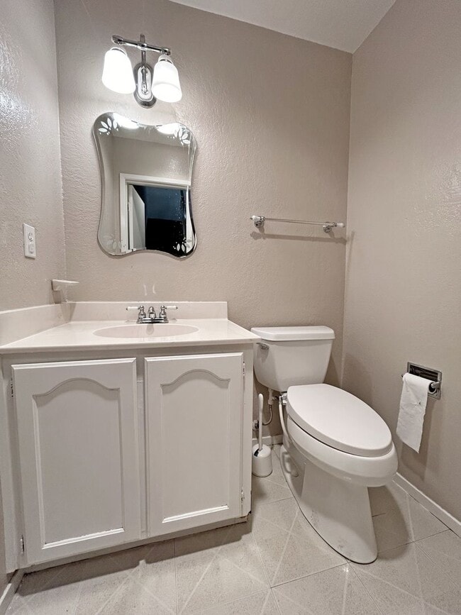 Building Photo - Bright and quiet two-story townhouse situa...