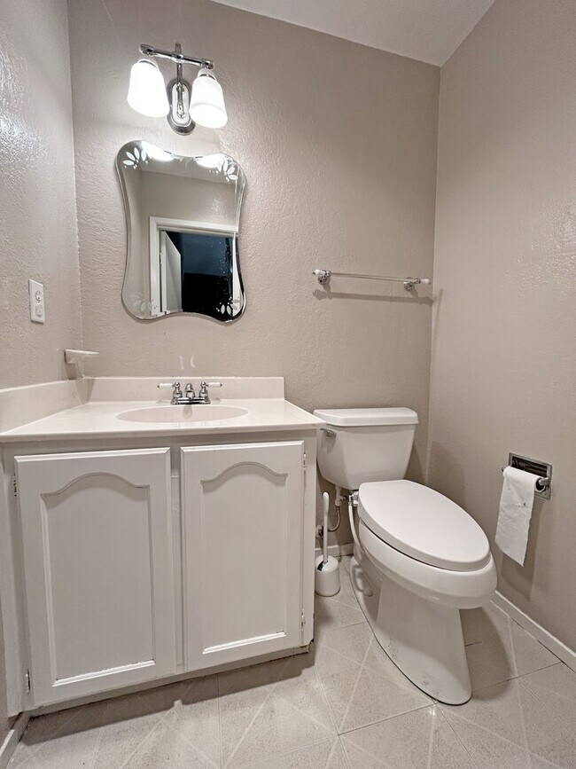 Building Photo - Bright and quiet two-story townhouse situated in the friendly Sunset Oaks community with an award...