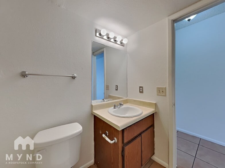 Building Photo - 2828 E Tierra Buena Ln