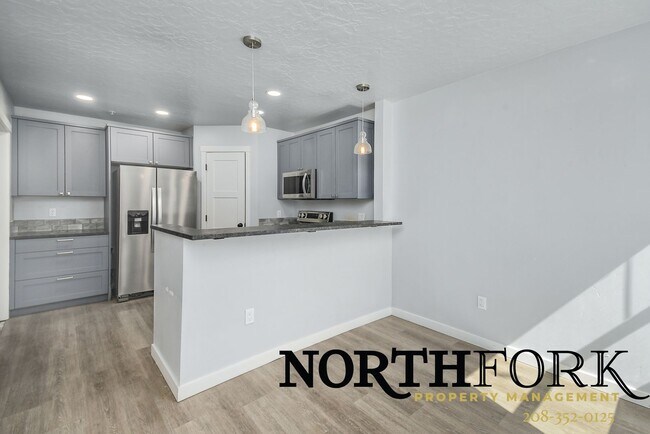 Building Photo - 1110 Manor Dr