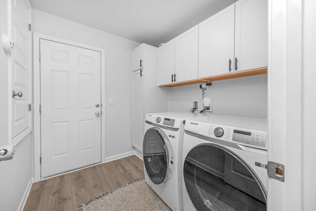 Building Photo - 6537 Torrey Pnes Trce