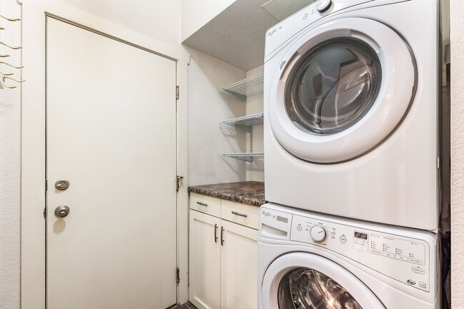 Building Photo - Blackhawk Station Comfortable 3-Bed