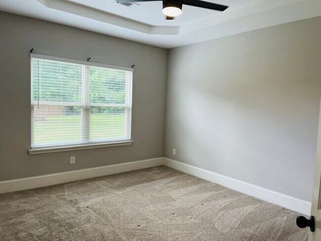 Building Photo - WOW! 5 bed, 4 full baths, brick exterior, ...