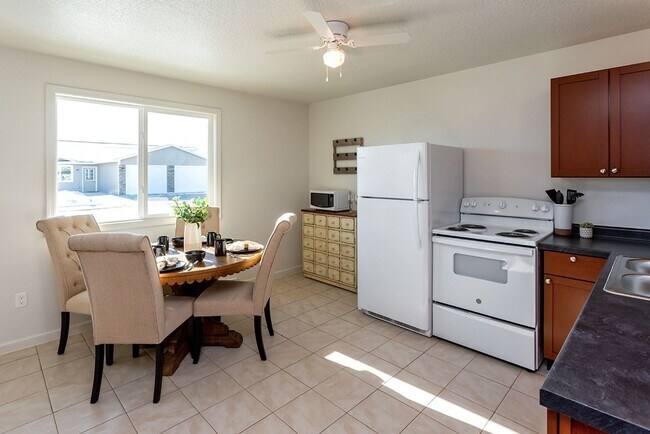 Building Photo - 3 Bedroom, Single-story Townhomes for rent...