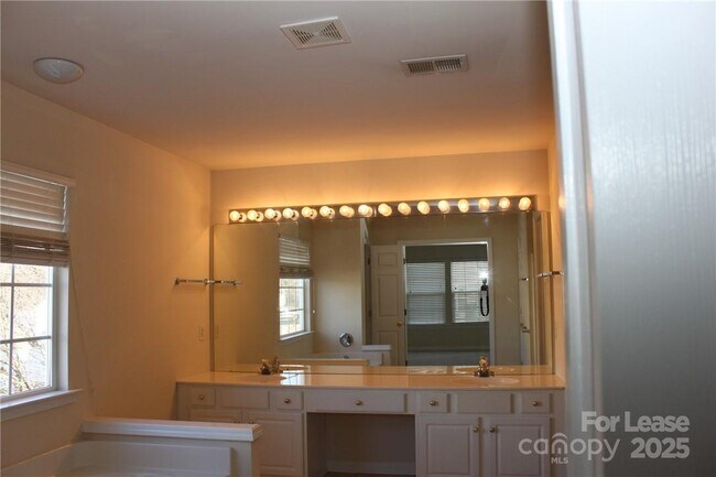 Building Photo - 2715 Old Ironside Dr