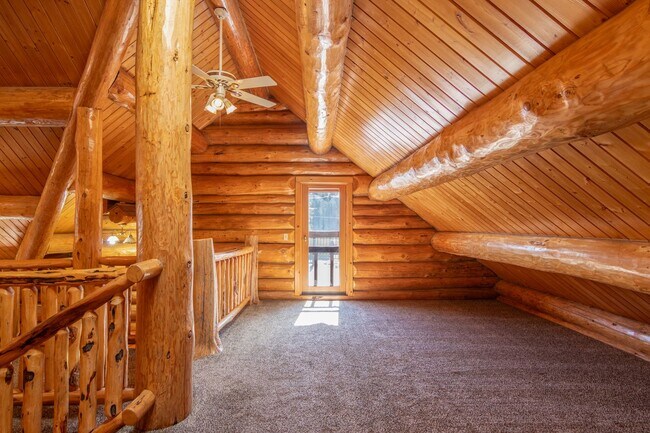 Building Photo - Luxury secondary Lake Property offering 3 beds 2.5 baths and bonus space