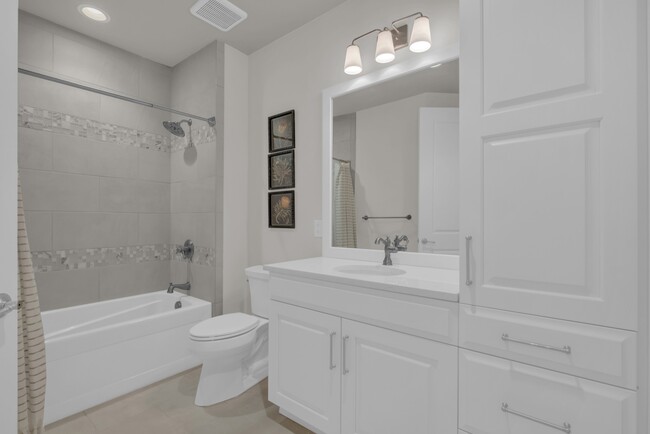 Building Photo - 1024 Club View Dr