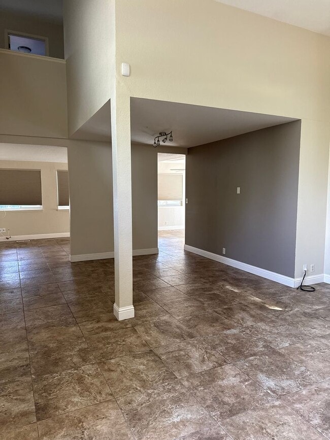 Building Photo - Crystal Lake Home For Rent