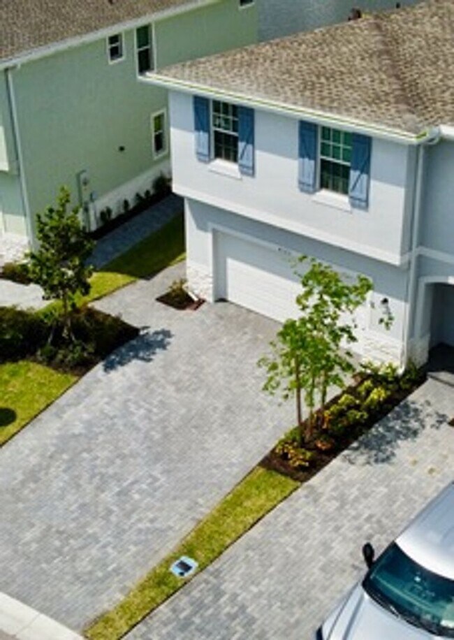 Building Photo - Brand new Townhome centrally located in La...