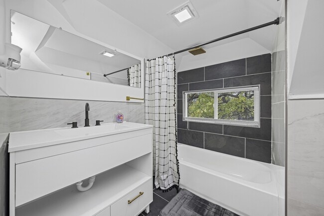 Building Photo - 520 Smith St