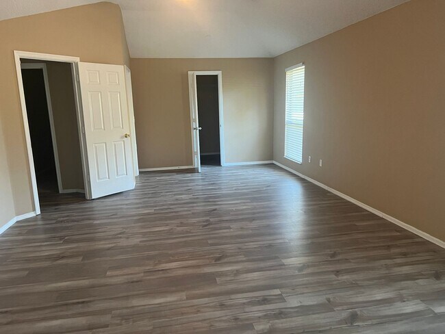 Building Photo - Large 4/2 with 2 Car Garage & Huge Fenced ...