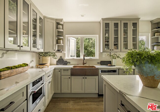 Building Photo - 2370 San Marco Dr