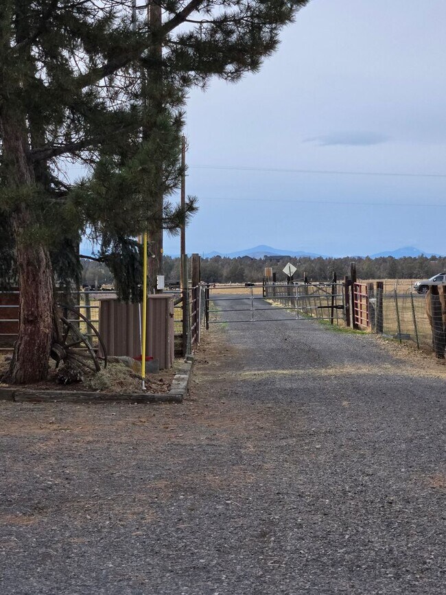 Building Photo - Beautiful Country Home, Powell Butte
