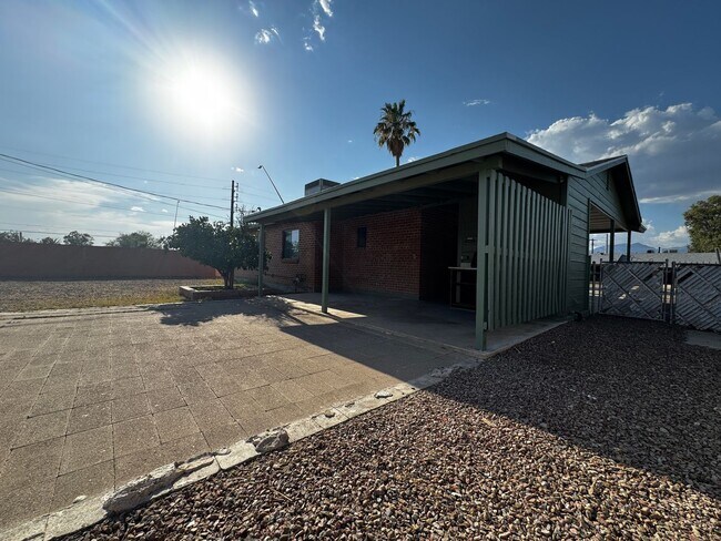 Building Photo - Eastside (Broadway and Wilmot) 3 bedroom, ...
