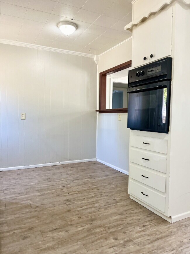 Building Photo - Charming 3 bedroom, 1.5 bathroom!