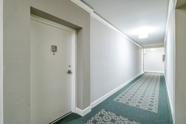 Building Photo - Rare Large Efficiency (552 Sq Ft) Close To...