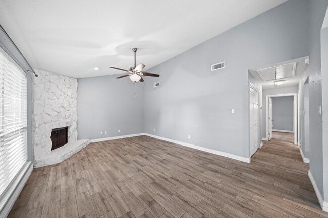 Building Photo - 8 Hideaway Dr