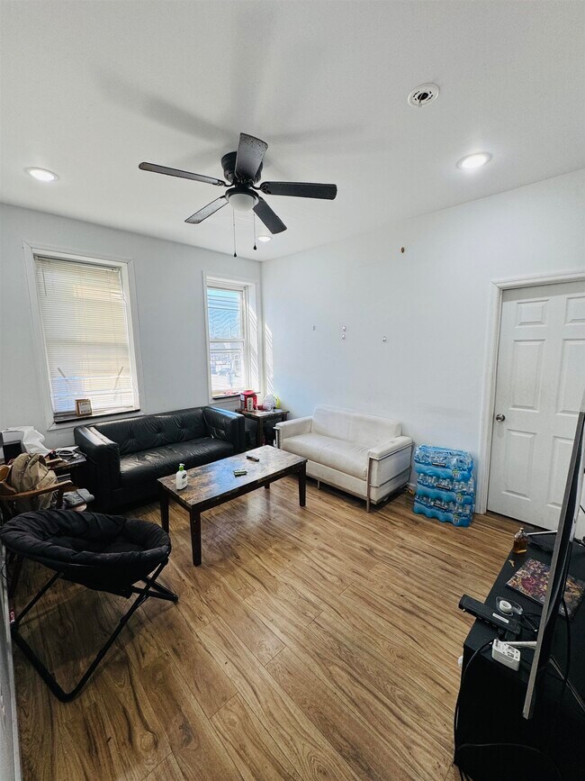 Building Photo - 482 Avenue C