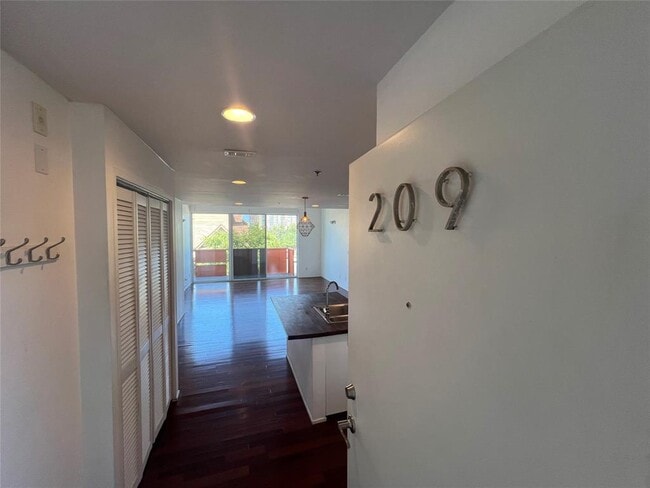 Primary Photo - 1200 E 11th St
