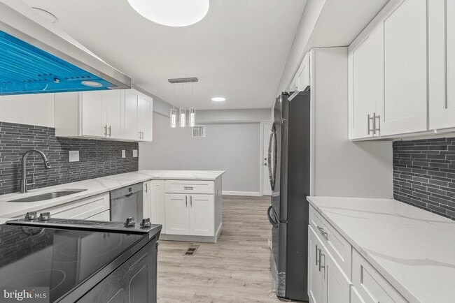 Building Photo - 12 Holbrook Ln