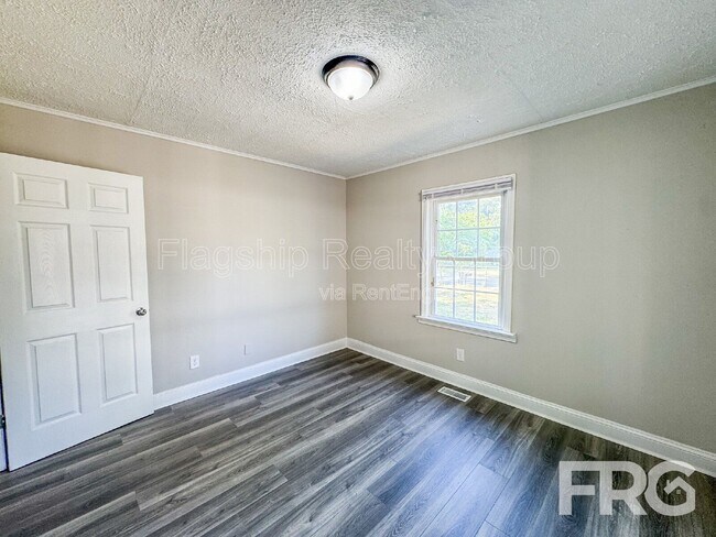 Building Photo - 610 3rd St