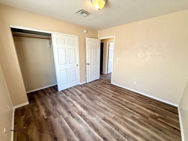 Building Photo - Cute 3 Bedroom 2 Bathroom House in Hualapa...