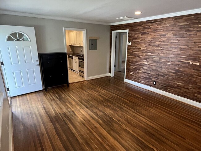 Building Photo - Convenient 2 Bedroom Duplex in SouthEnd