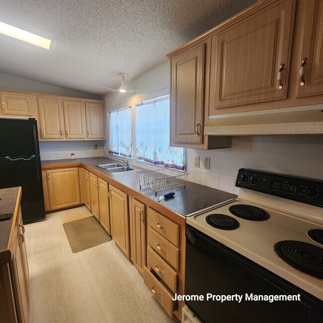 Building Photo - 5924 Vanco Dr