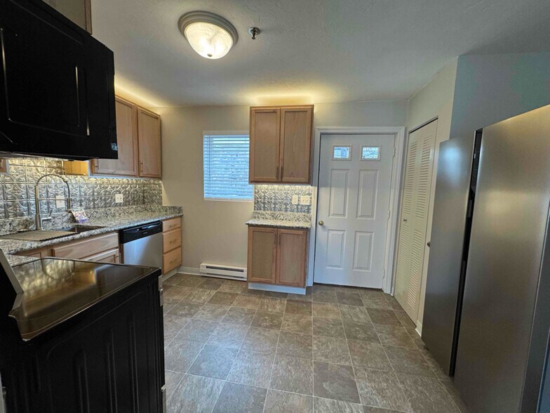 Building Photo - 3 Cook St