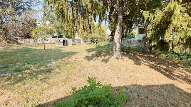 Building Photo - 4 bdrm/1 bath house with garage + large ya...