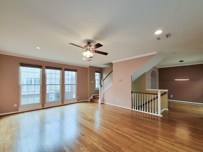 Building Photo - Great opportunity to lease a wonderful town home in the Montrose /Midtown location and within eas...