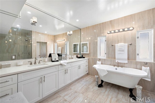 Building Photo - 31877 Circle Dr