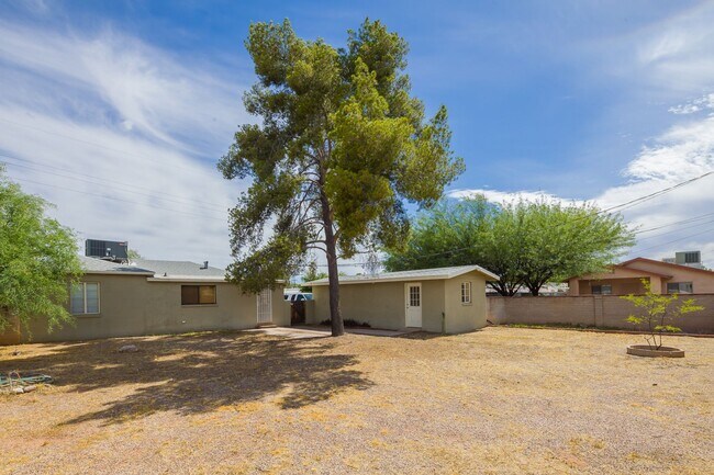 Building Photo - Great Central Location