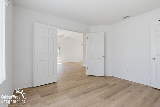 Building Photo - Charming 3Bdm 2Ba Home with Modern Updates and Private Outdoor Space in Gated Commnity!