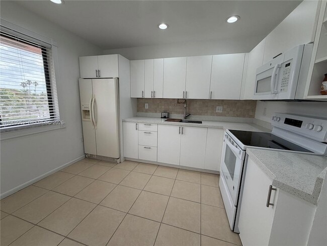 Building Photo - 9658 SW 138th Ave