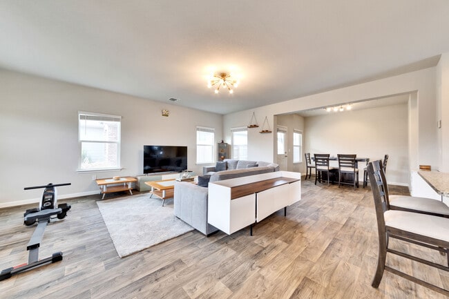 Building Photo - 3422 Couch Dr