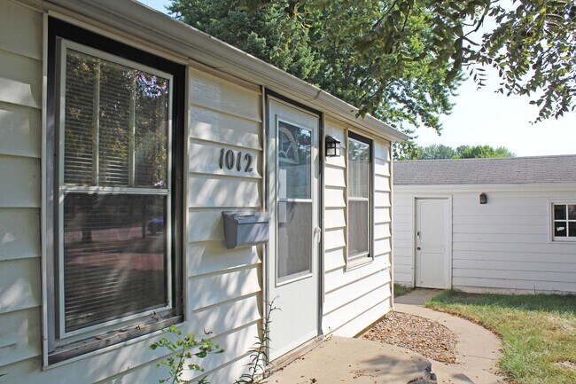 Building Photo - 1-Bedroom, 1-Bath House for Rent